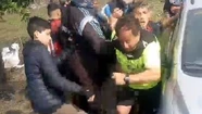 Brutal agresión contra una terna arbitral en un partido barrial de fútbol en Miramar.
