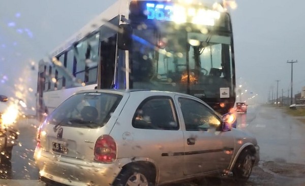 Video: choque entre un colectivo y un auto en ruta 11 | 0223