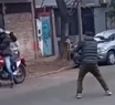 Video: un policía les apuntó a la cabeza a dos motochorros