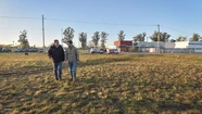 Montenegro y su secretario de Seguridad recorriendo los terrenos del barrio. Foto: prensa MGP.