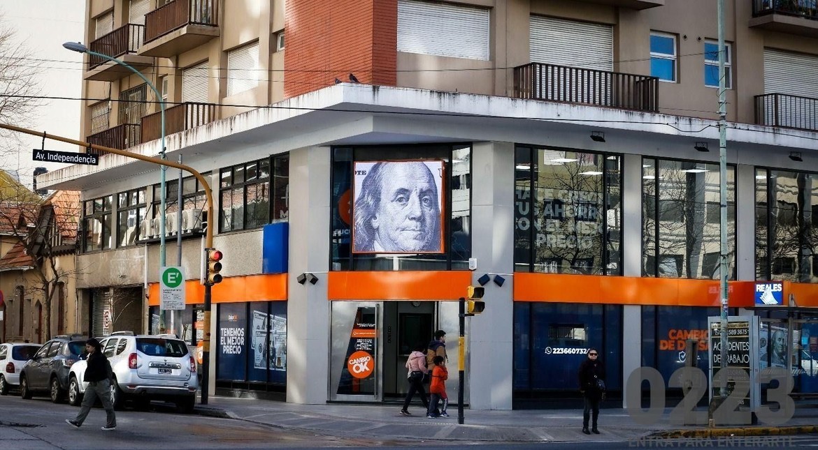 Tras los anuncios de Caputo, el dólar oficial retrocedió en el inicio de la semana: a cuánto cerró este lunes