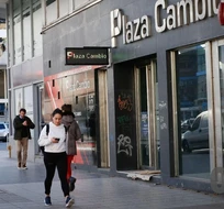 El dólar blue trepó a $1.430 y la brecha alcanzó el 56% El dólar blue trepó a $1.430 y la brecha alcanzó el 56%