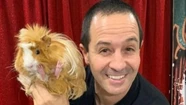 El mago Abelardo y su cobayo, antes de que el animal fuera robado. 