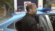 Fabian Rubino subiendo al patrullero.