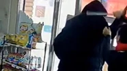 La comerciante no dudó en echar al ladrón a palazos. 
