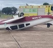 La avioneta implicada quedó dada vuelta sobre la pista. Foto cortesía Diario Época.