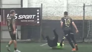 El juez quedó tendido en medio de la cancha. 