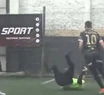 El juez quedó tendido en medio de la cancha. 