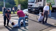 Video: activistas climáticos cortaron la calle y un grupo de civiles los sacaron de los pelos