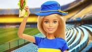 Barbie en la Bombonera, comiendo un tradicional choripán.