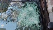 Así quedó el parabrisas del auto atacado con un hacha.