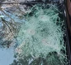 Así quedó el parabrisas del auto atacado con un hacha.
