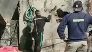 Con una maza, los vecinos derribaron la pared del búnker narco. Foto cortesía SMNoticias.