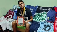 Ernesto Fontanet, posando con las camisetas de los jugadores que atendía.