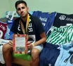 Ernesto Fontanet, posando con las camisetas de los jugadores que atendía.