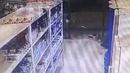El delincuente le disparó a un hombre que estaba junto a la puerta.