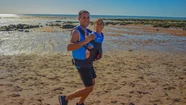 Nació sin piernas ni brazos y soñaba con ganar una maratón: su papá la llevó a upa y lo lograron