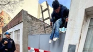 El ladrón quedó atrapado en las púas del portón. Fotos cortesía Cadena3.