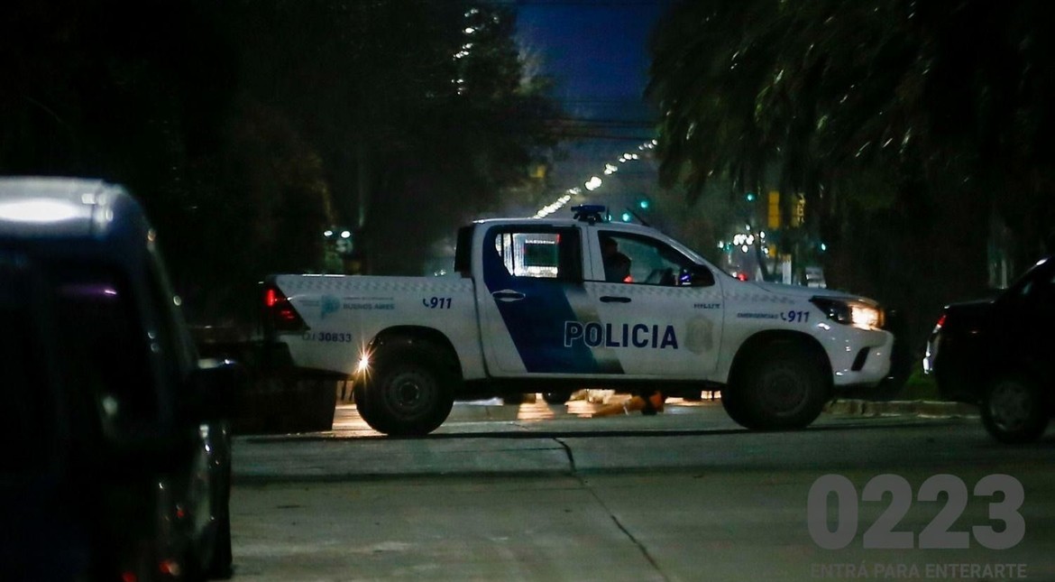 Escalaron una medianera, robaron un galpón y los descubrieron escondidos en la casa vecina