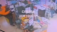 El cajero cayó al piso luego del feroz ataque.