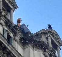 Disfrazado de Batman, amenaza con suicidarse frente a Galerías Pacífico Disfrazado de Batman, amenaza con suicidarse frente a Galerías Pacífico