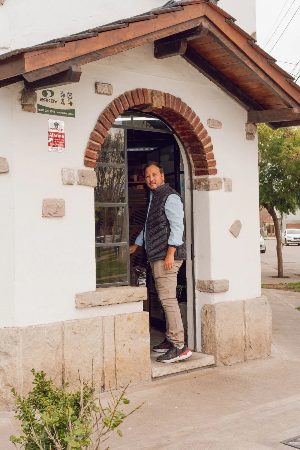 Está anclada en el corazón histórico de Mar del Plata (Galicia 202, esquina Gaboto).