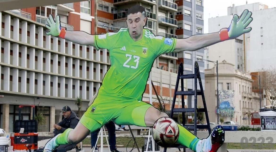 Convocan a un banderazo en el monumento al Dibu para alentar a la Selección
