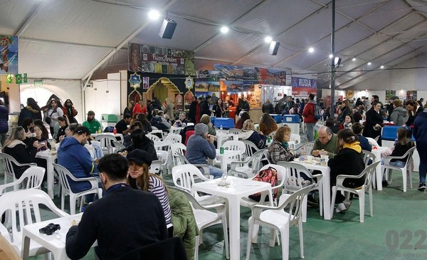 Volvió la Feria de las Colectividades, ¡como un asado en la costa!