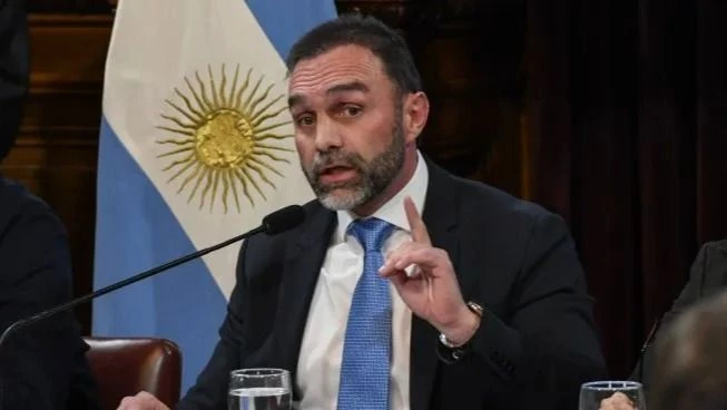 Video: senador libertario manejó borracho y agredió a policías