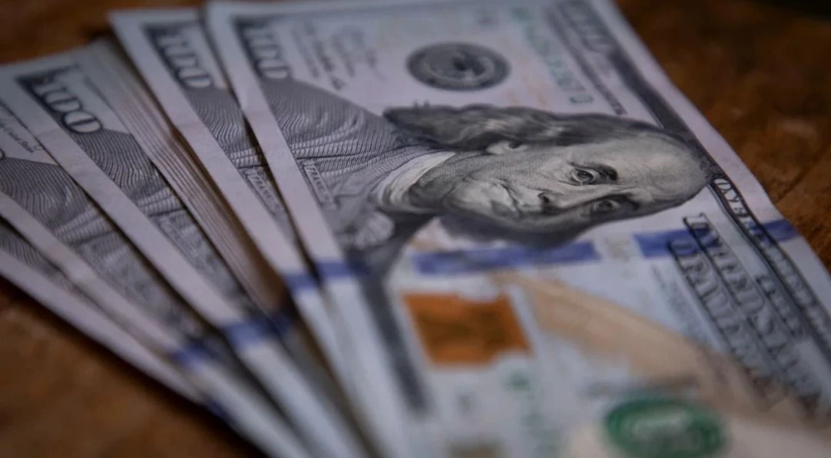 El dólar oficial anotó su cuarta suba al hilo y volvió a superar los $1.480