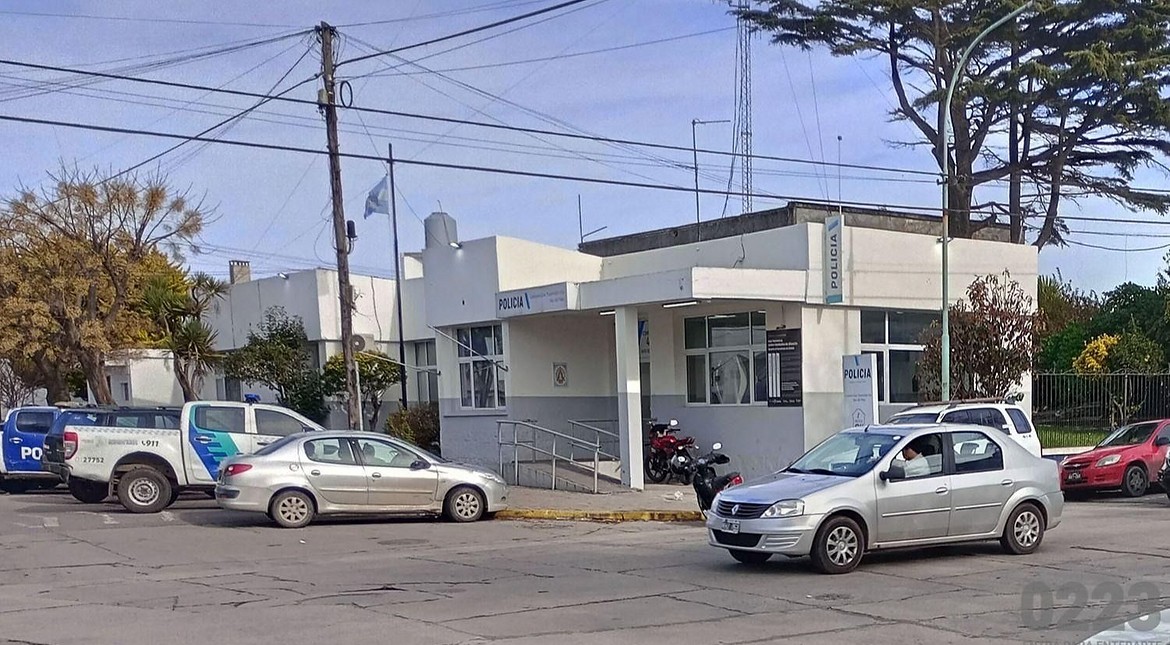 Vidrios rotos y un hombre con cortes en la mano tras pelea vecinal