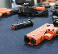 El Gobierno reglamentó el uso de armas no letales para detener agresores El Gobierno reglamentó el uso de armas no letales para detener agresores