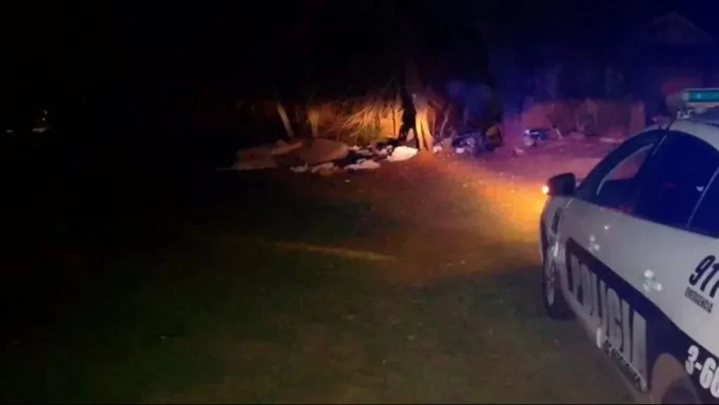 Quedó grabado y lo detuvieron: arrastraba un cadáver hasta un descampado