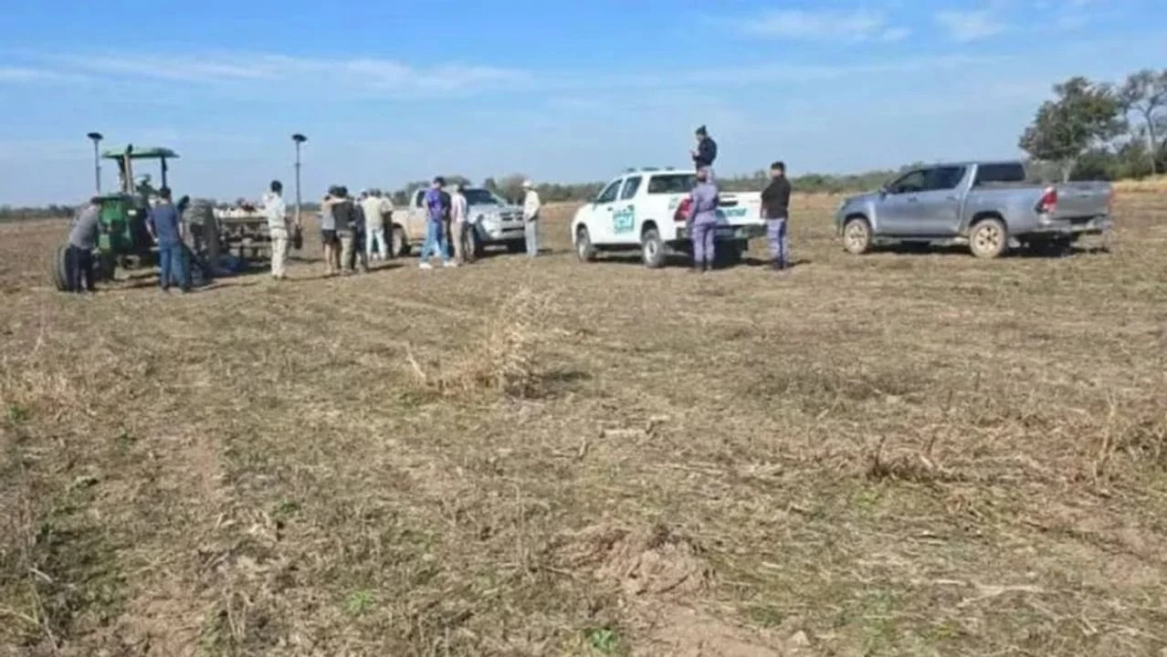 Una familia paseaba en tractor y ocurrió lo peor: la madre murió aplastada