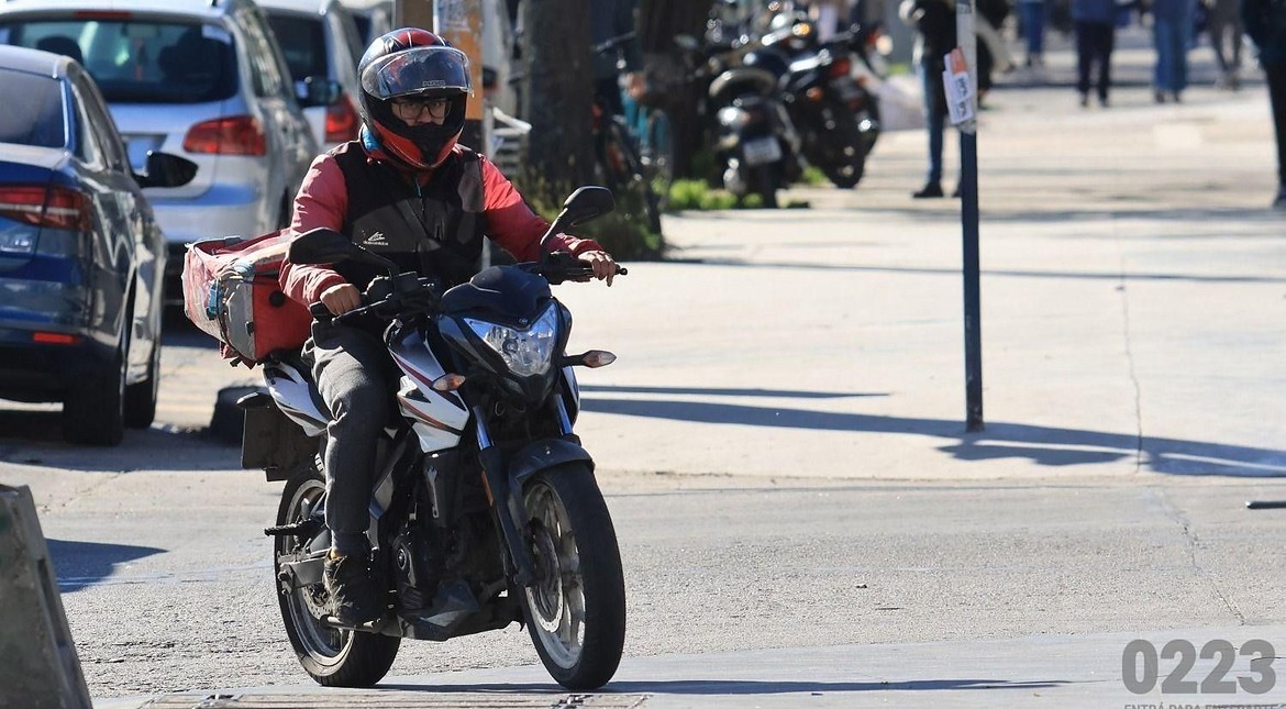 Entre el endeudamiento y la inseguridad, deliverys sufren con el ránking de las aplicaciones: "Es la lógica del algoritmo"