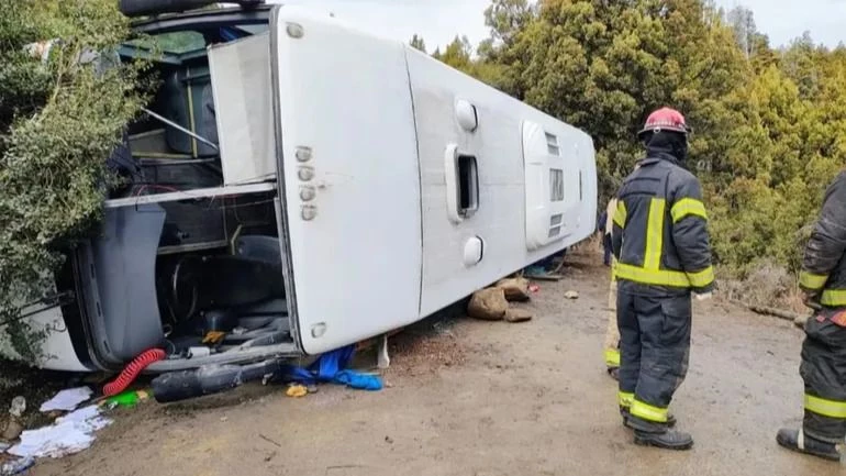 Impactante vuelco de un colectivo con 44 turistas: 20 heridos y 5 en estado grave