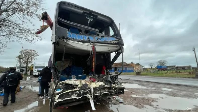 Tragedia después de un tour de compras: al menos tres muertos y múltiples heridos tras un choque entre un camión y un micro