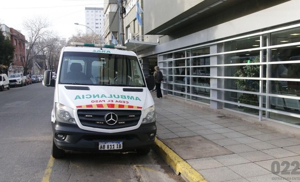 Dos jóvenes resultaron heridos tras chocar contra un auto estacionado en avenida Colón