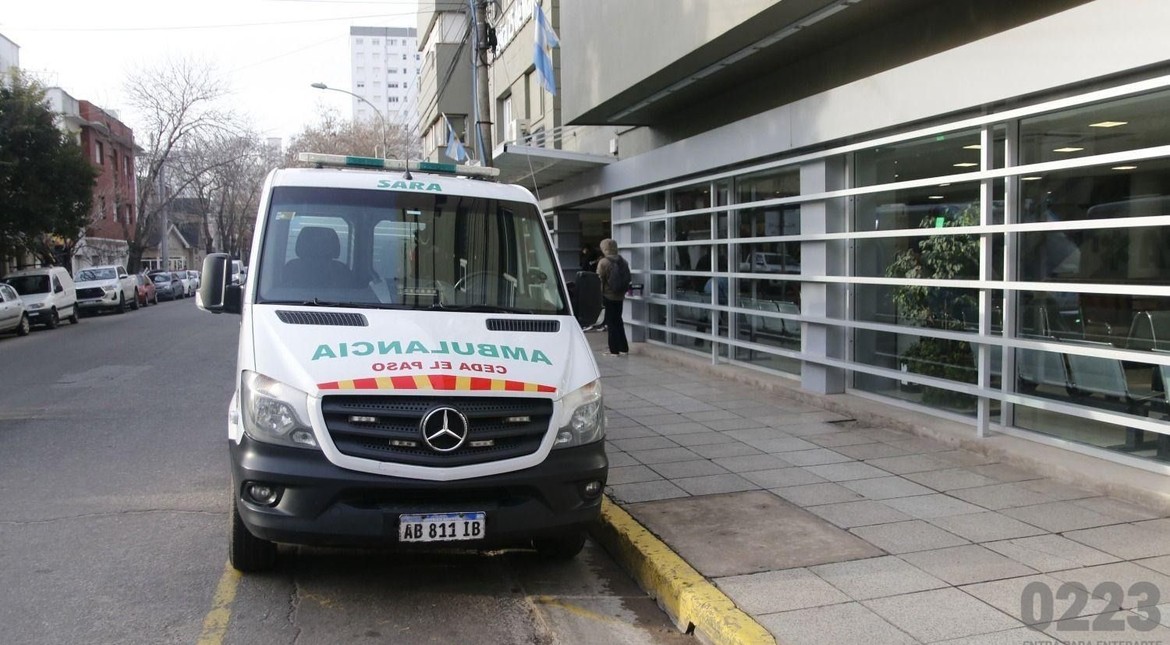 Dos jóvenes resultaron heridos tras chocar contra un auto estacionado en avenida Colón