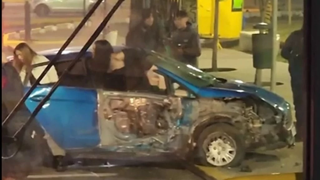 "Enfiestado y alcoholizado": manejaba con un grupo de chicas, chocó fuertmente y las dejó