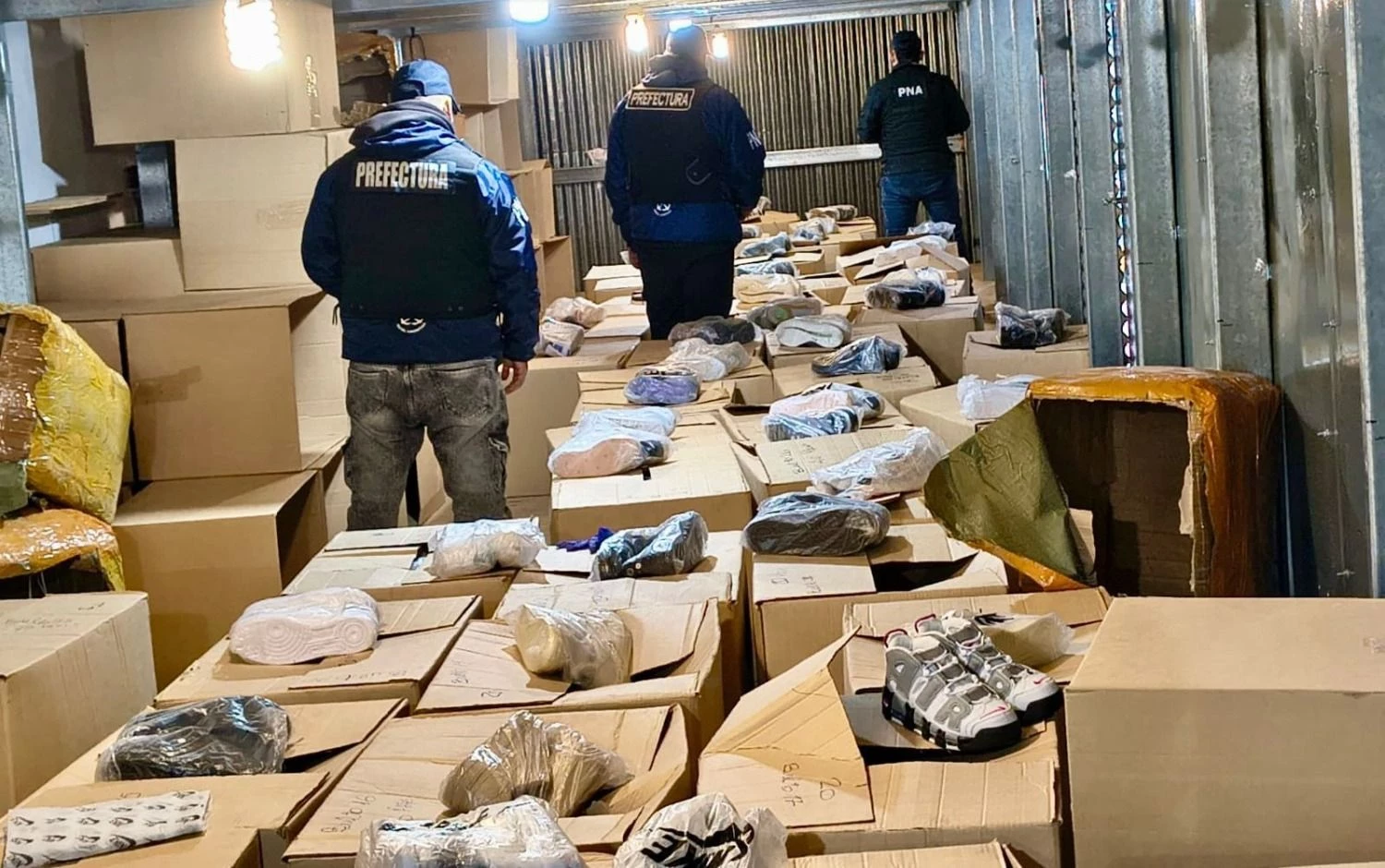 Cajas incautadas por la Prefectura.