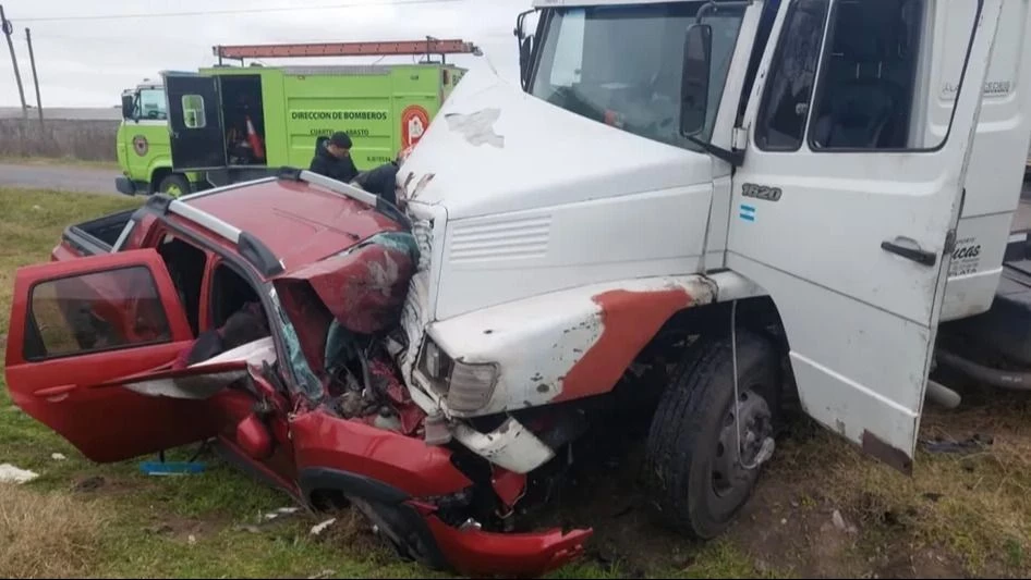 Murió una mujer en un brutal choque frontal entre una camioneta y un camión