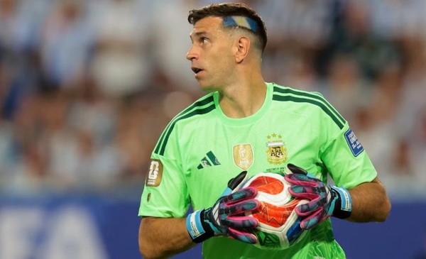 Antes de los guantes dorados, el Dibu era un pibe más de MDP