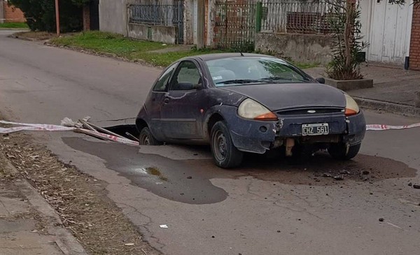 El pavimento juega al 'Among Us': calle traidora y vehículo atrapado