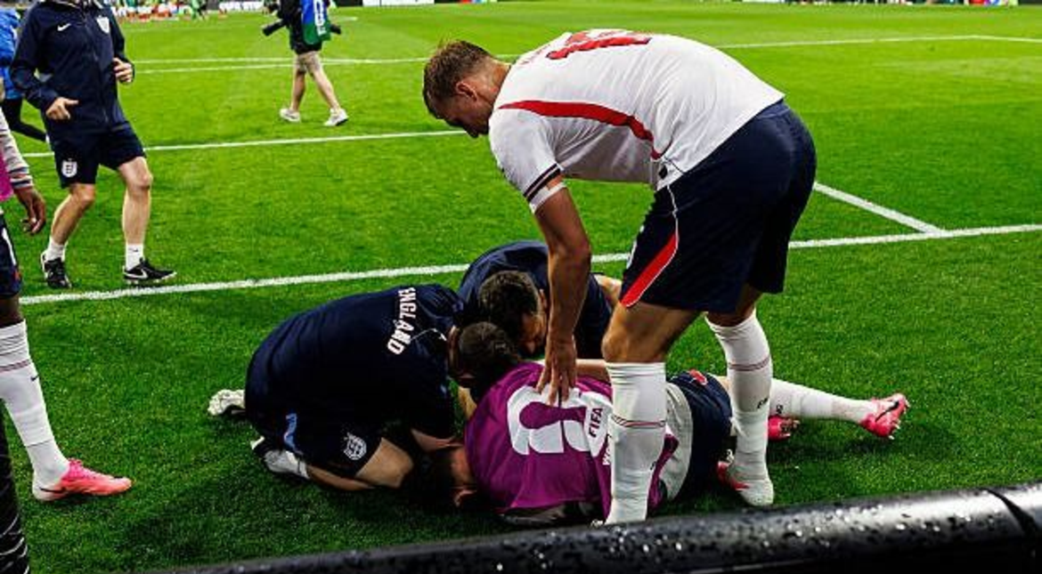 Un jugador inglés se cayó saltando un cartel en el festejo, se fracturó y se queda afuera del Mundial