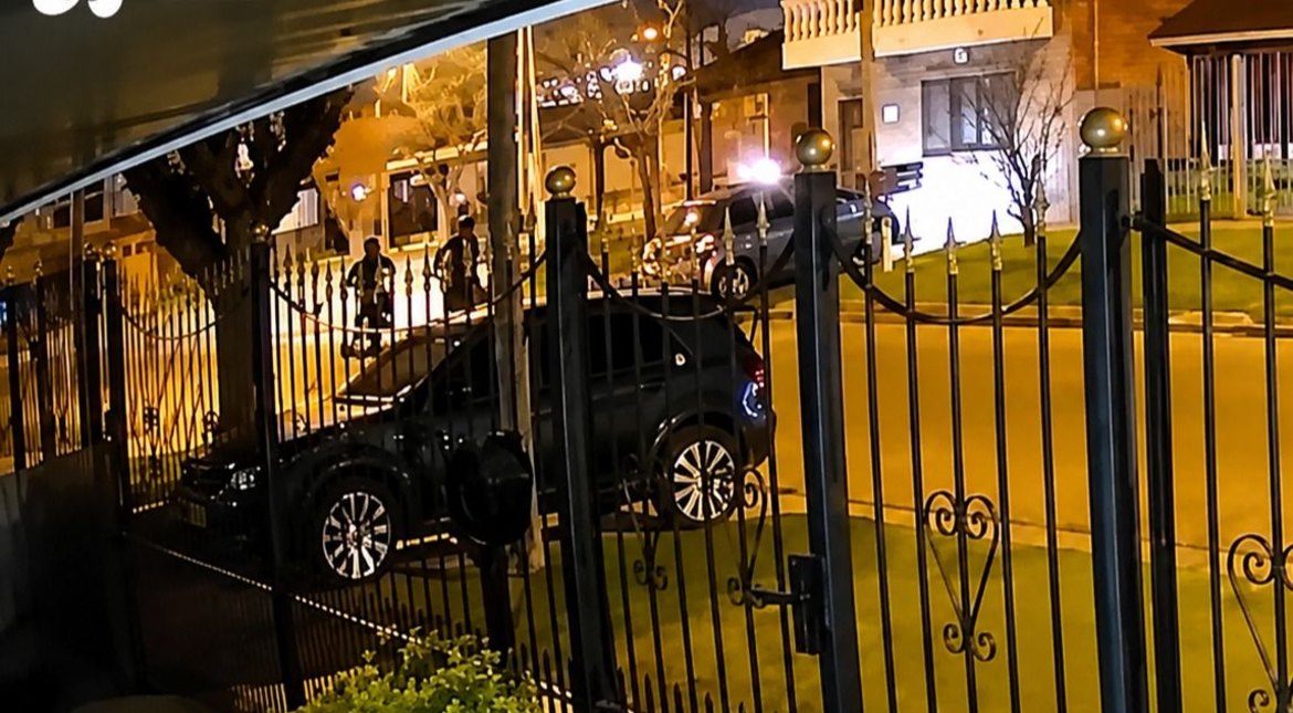 Cuatro motochorros armados golpearon a un hombre y le robaron el auto frente a su casa
