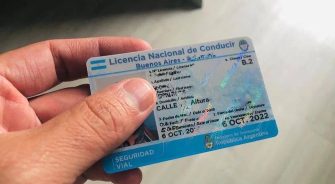 Empleados municipales vendían licencias de conducir truchas por redes sociales: cuatro detenidos