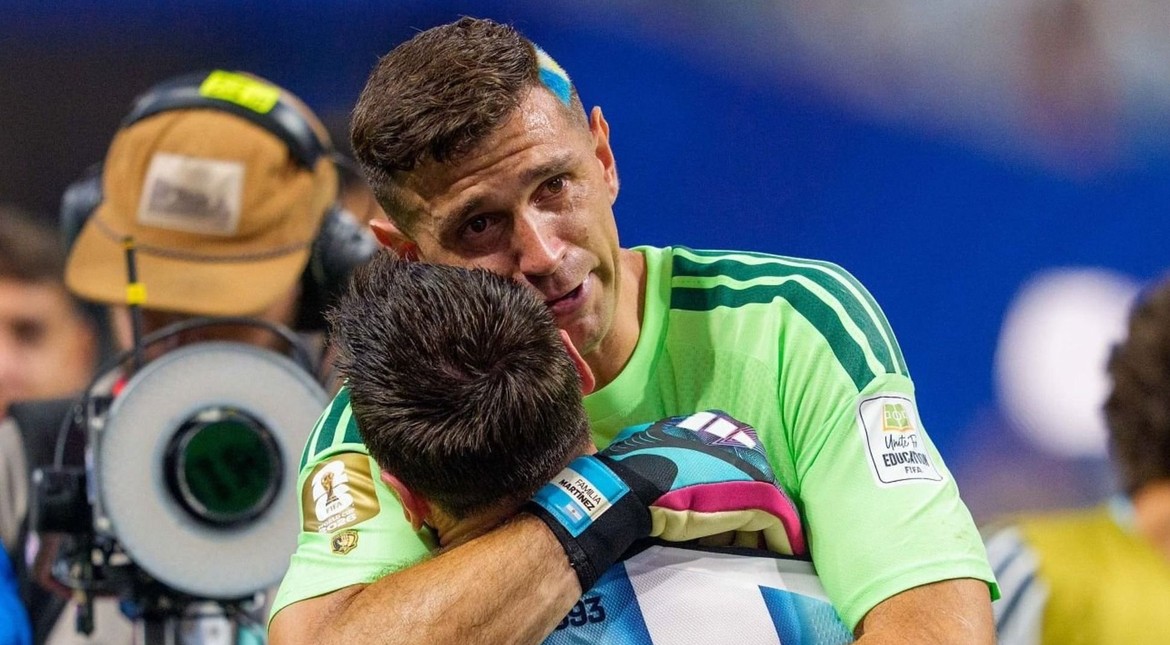 ¡Al piso! La emoción de "Dibu" Martínez tras el pitazo final