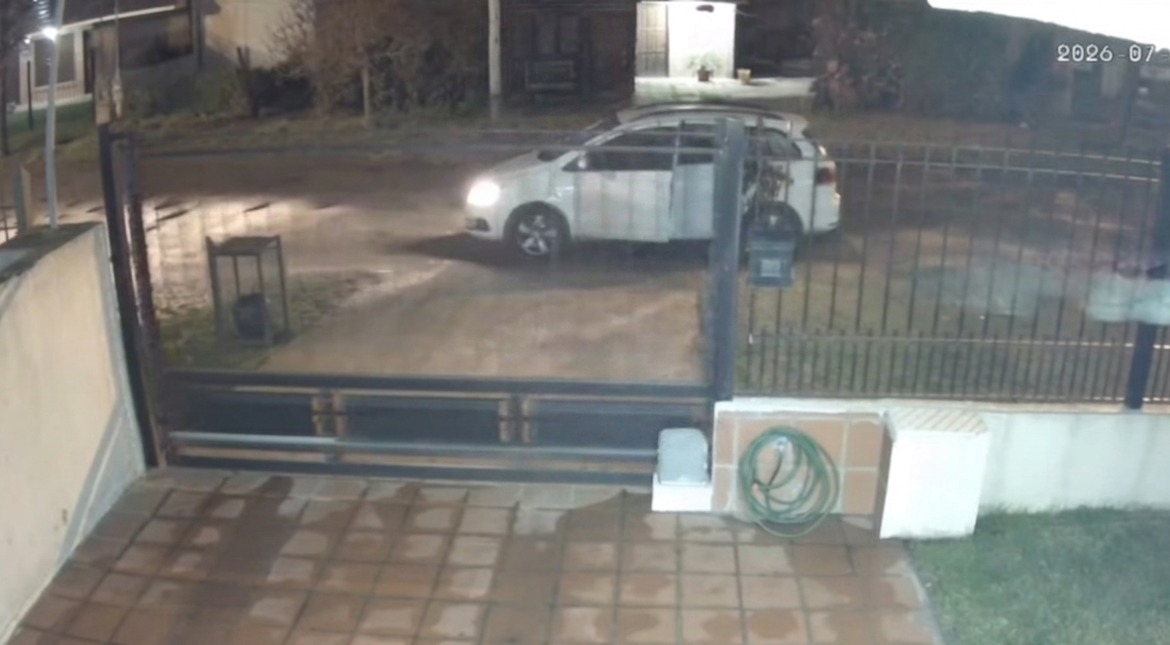 Una pareja de motochorros se le metió adentro del auto a una mamá y a su hijo para robarles