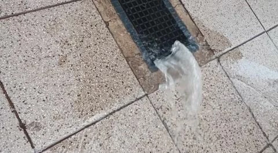 Desesperación: le robaron el medidor de agua y se le inundó todo el depósito